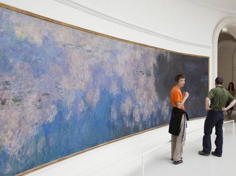 Un visiteur contemplant une œuvre d’art brut intrigante dans un musée, accentuant l’engagement personnel.